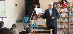 Детский писатель Н.И. Перевозчиков в гостях у читателей библиотеки п. Мирный