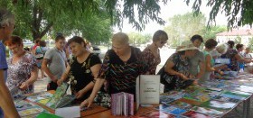 Книжная ярмарка "Литературная скамейка"