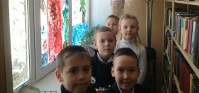Первоклассники раскрасили окна Есаульской библиотеки