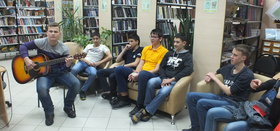 "Музыкальный букет" подарили читательницам Мирненской библиотеки