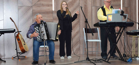 "Стихи и песни их связали..."