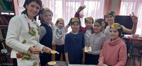 Масленица идёт – блин да мёд несёт