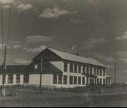 Здание школы до 1959 года. Сейчас на этом месте стоит здание Районной Администрации (см. след. фото)