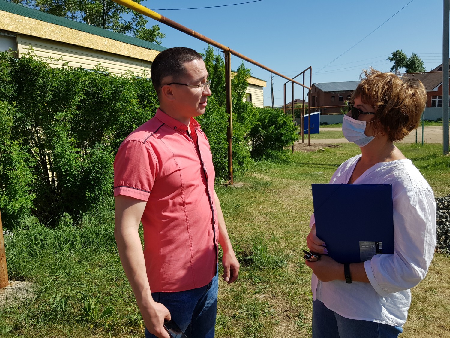 Глава Алишевского селького поселения общается с общественным контролем